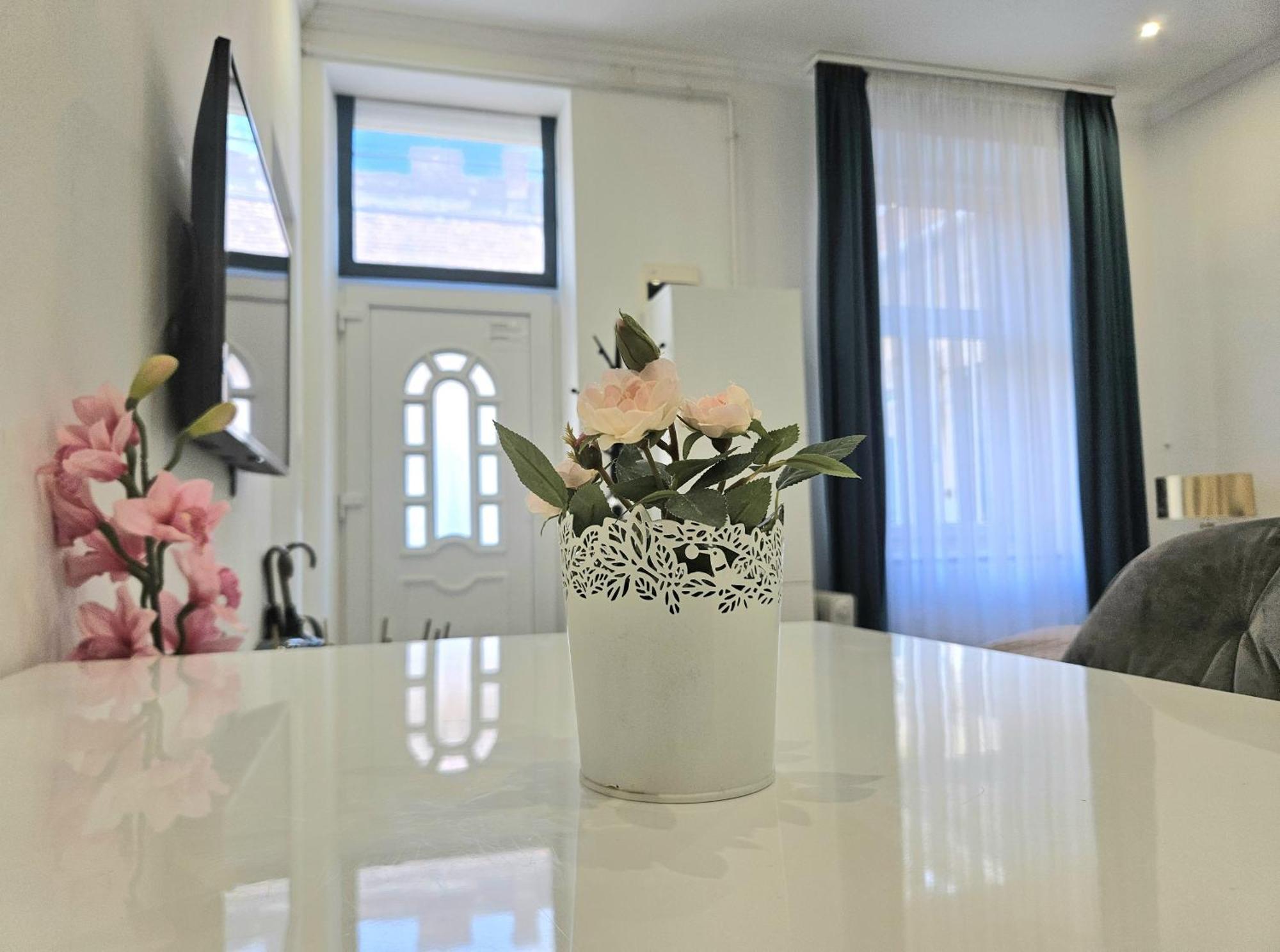 Designer Downtown Gem Apartment Будапеща Екстериор снимка