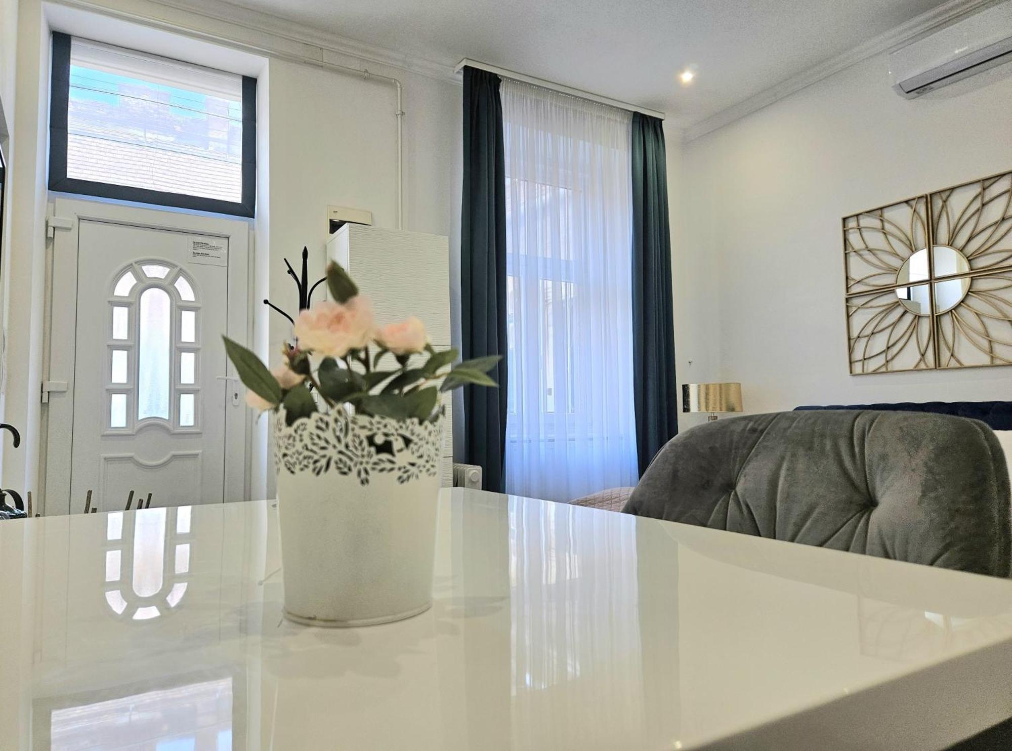 Designer Downtown Gem Apartment Будапеща Екстериор снимка
